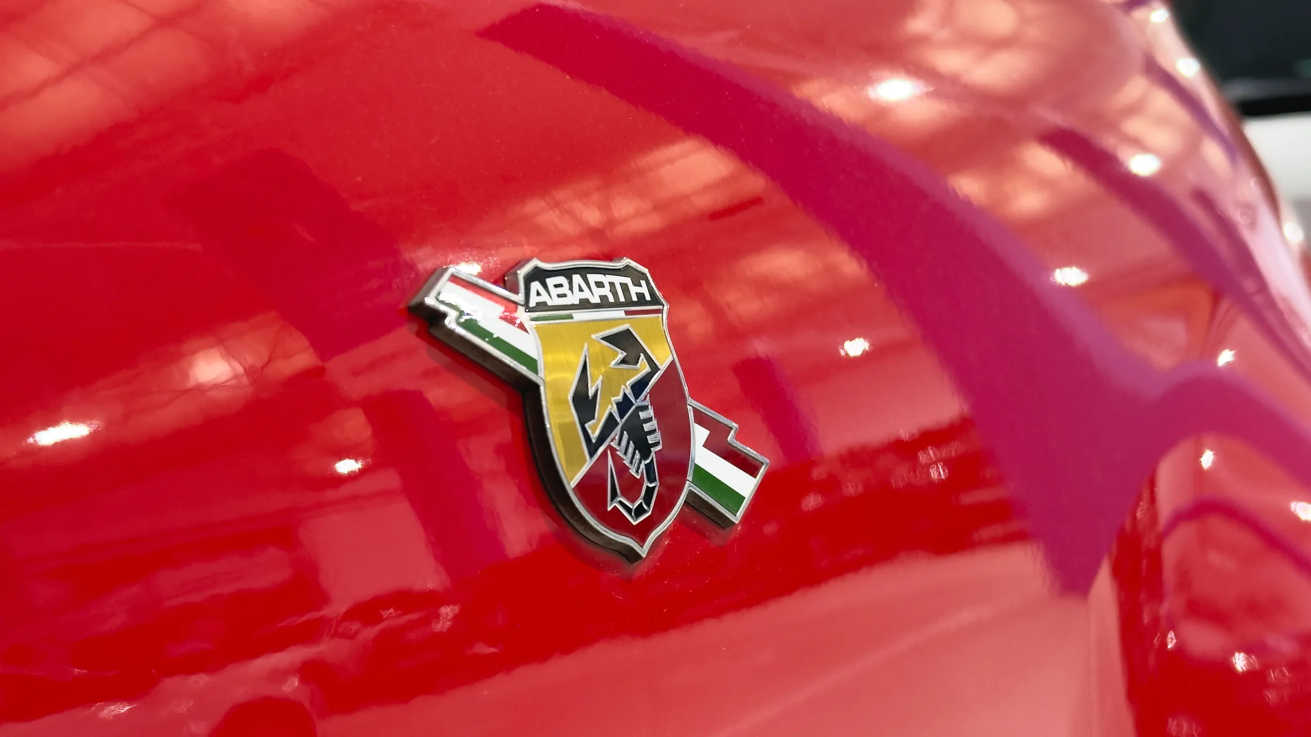 El logo lateral de un Abarth de ocasión