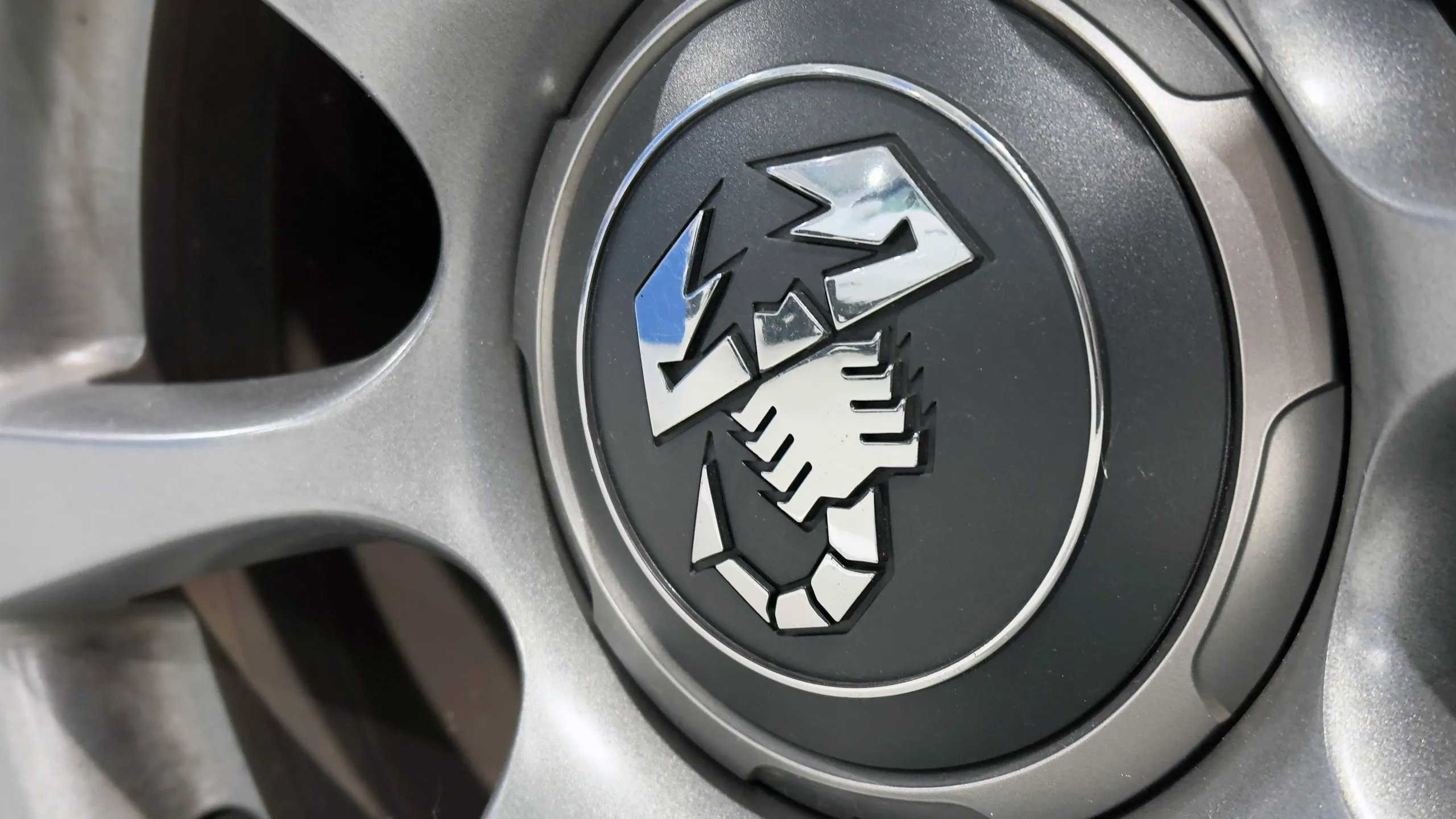La llanta de un Abarth de segunda mano