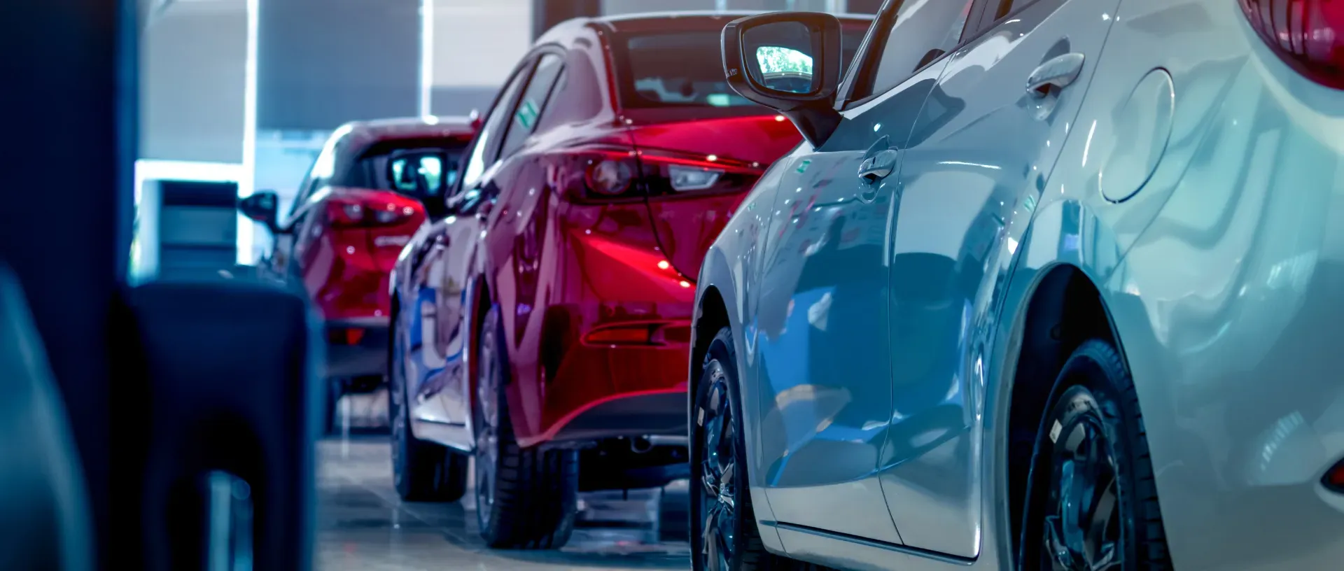 Exposición de coches relacionada con cuantos coches puede vender un particular al año.