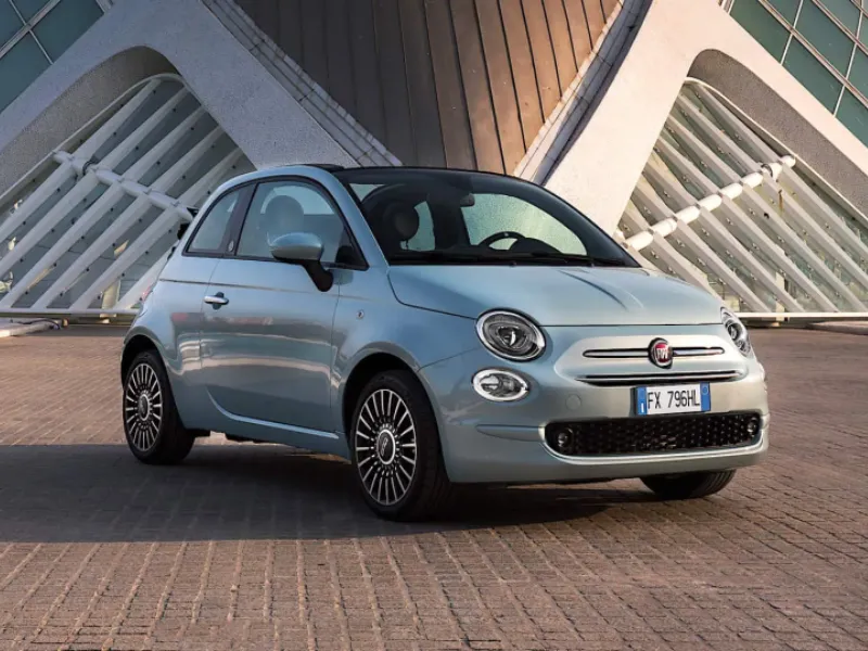 Fiat 500 1.0 Hybrid azul claro, compacto urbano con diseño icónico moderno.