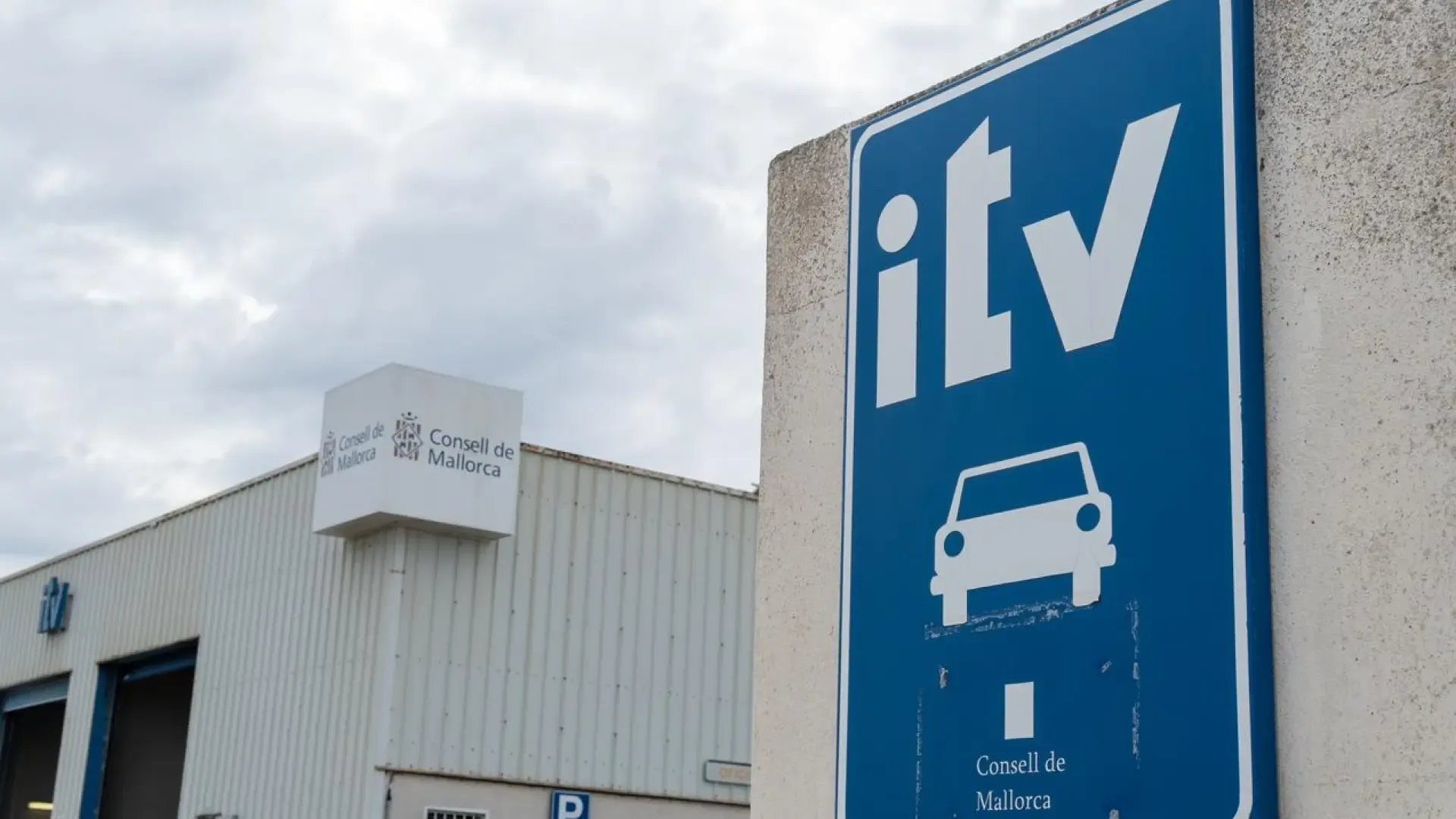 Cartel de la ITV que recuerda la importancia de no conducir con la ITV caducada.