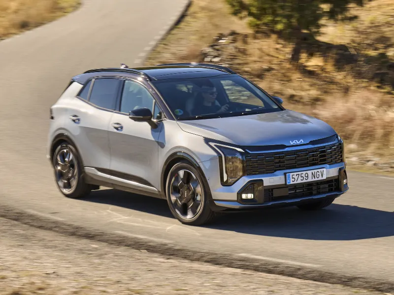 Kia Sportage Kia Sportage en carretera, uno de los mejores modelos de Kia SUV híbrido.