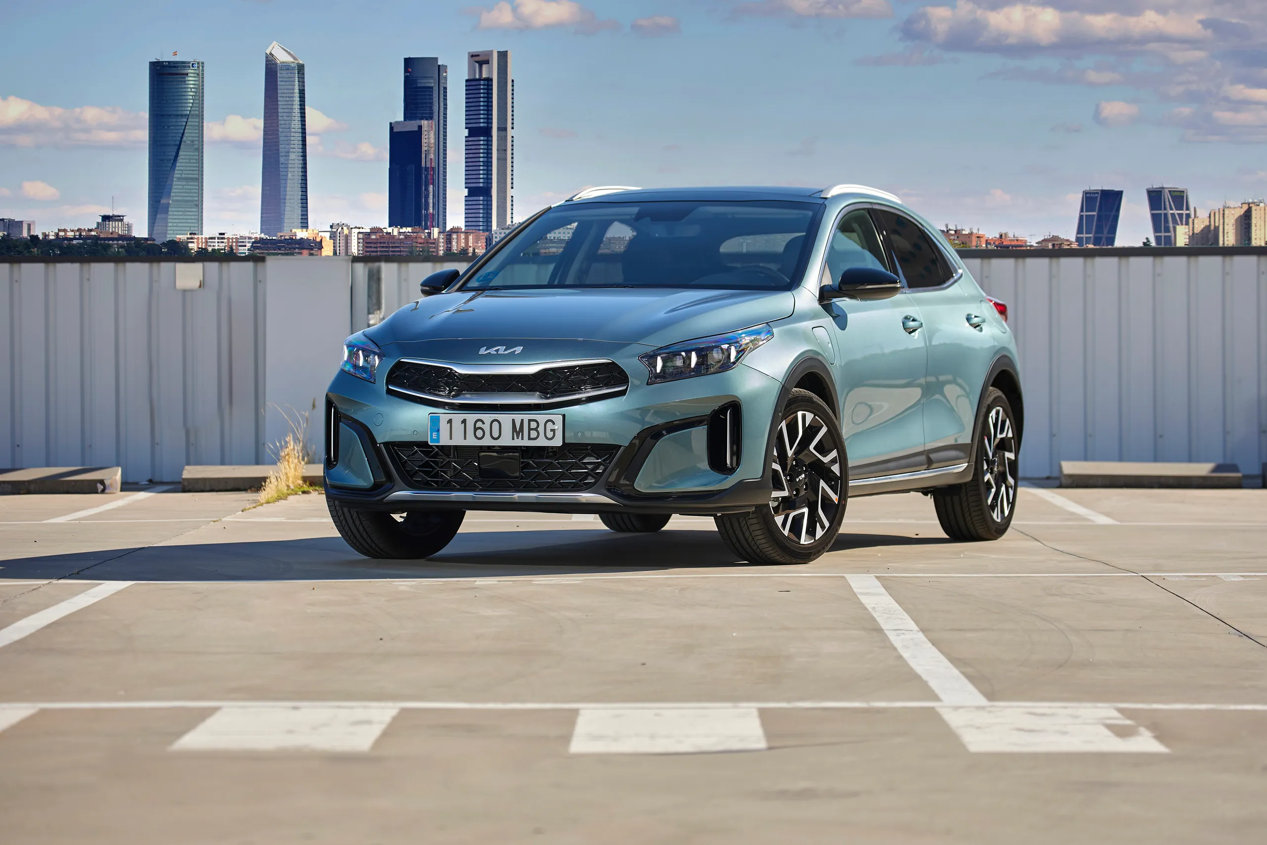 Kia XCeed en Madrid Kia XCeed híbrido con skyline de Madrid, uno de los mejores modelos de Kia 2026.