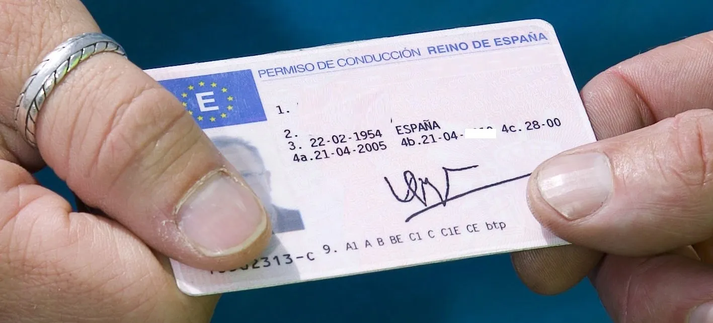 El permiso de conducir es parte de la documentación del coche