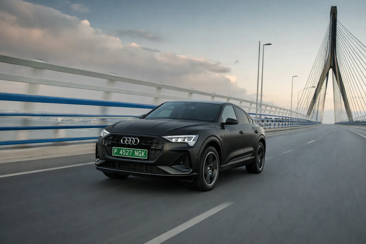 Audi circulando con matrícula verde, ejemplo de vehículo en proceso de matriculación.