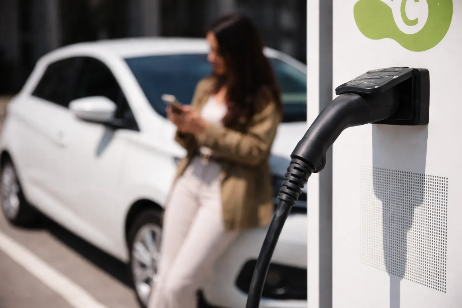 Punto público activo que desmonta mitos del coche eléctrico sobre recarga.