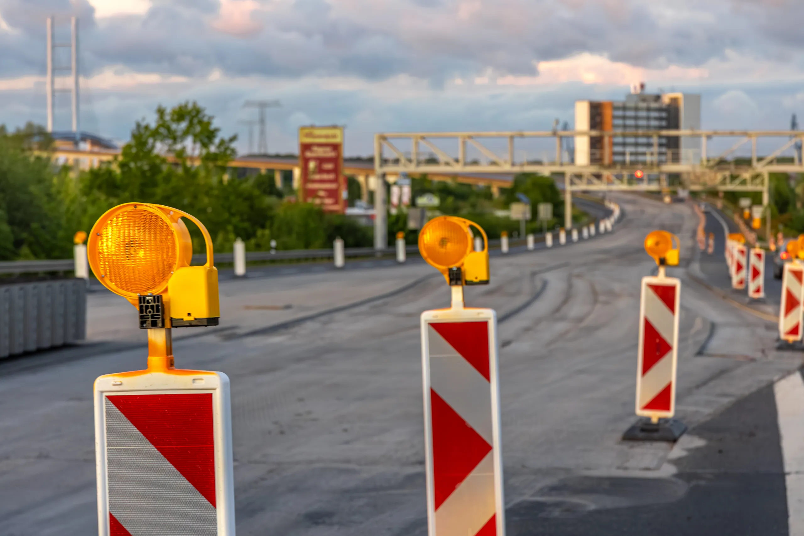 Señal de balizamiento con una luz amarilla Señal de balizamiento acompañada de una luz amarilla en las obras de una carretera urbana.