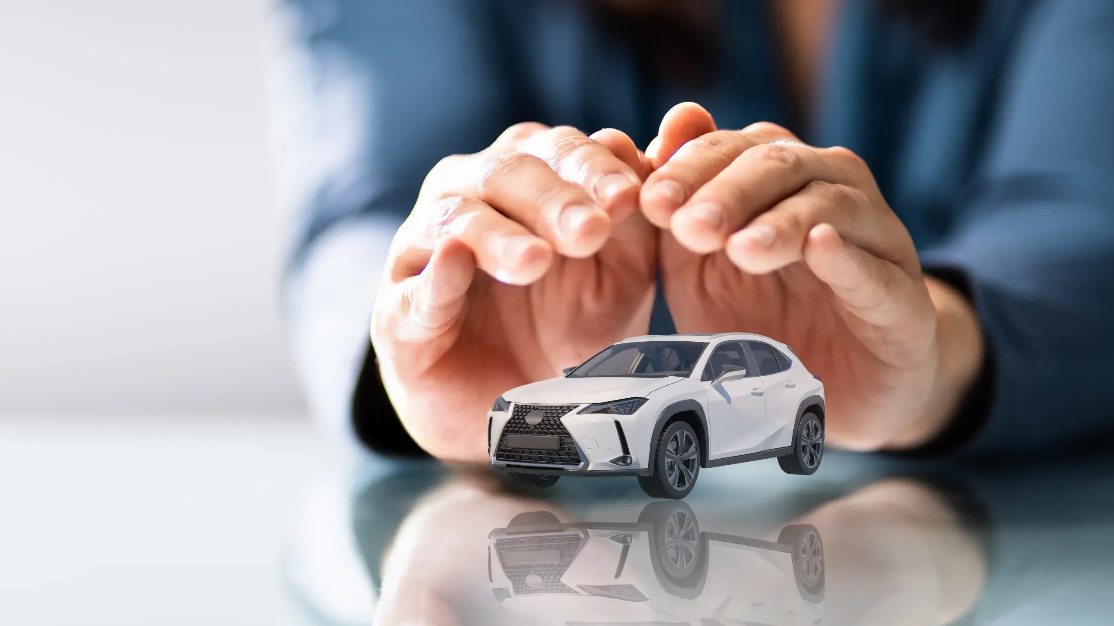 Coche miniatura protegido mientras se analiza si se puede vender un coche sin seguro.