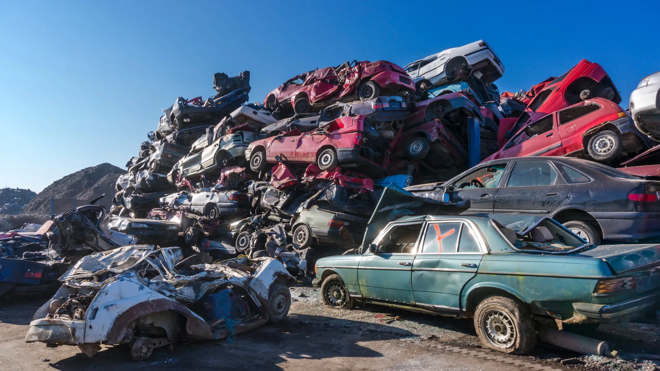 Montaña de coches en desguace después de vender el coche al desguace.
