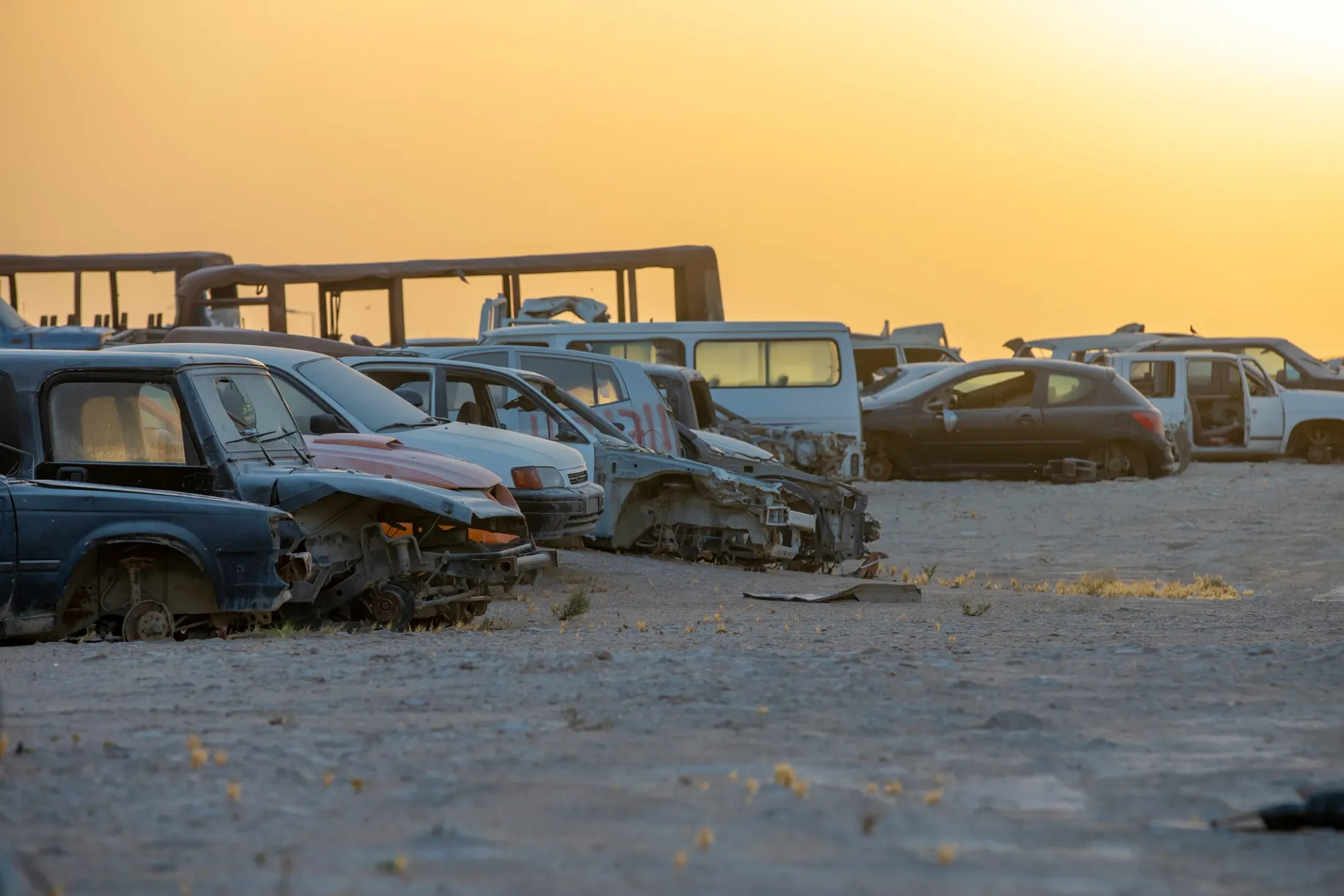 Una serie de coches destrozados en el desguace tras vender mi coche al desguace.