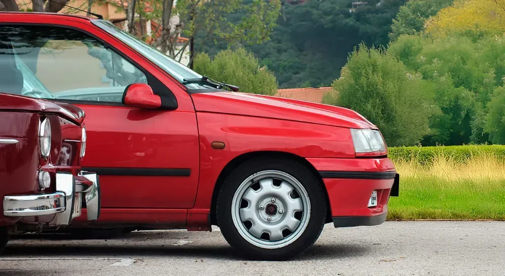 Comparativa entre coches en venta de coches clásicos y modelos modernos.