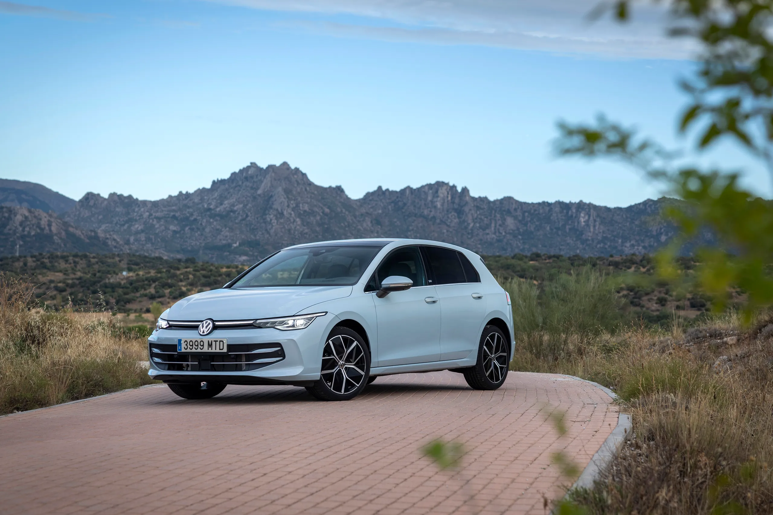 Volkswagen Golf junto a montañas, referencia de que es un coche compacto.
